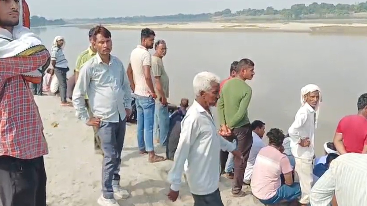 आगरा में मूर्ति विसर्जन के दौरान बड़ा हादसा, 13 लोग डूबे, 5 की मौत, 7 की तलाश जारी
