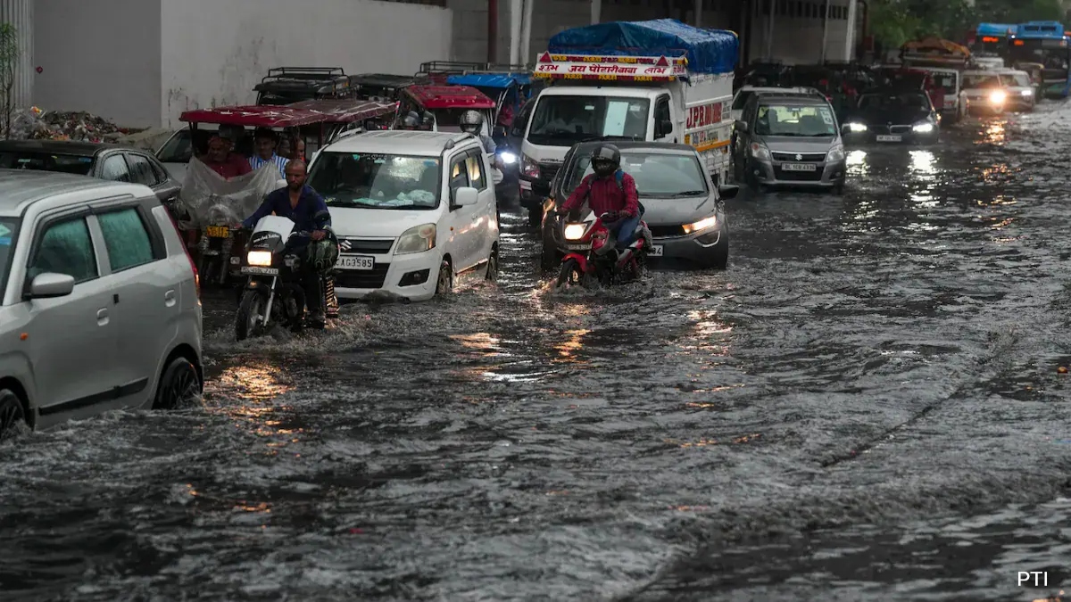 दिल्ली-NCR में झमाझम बारिश, देश के इन हिस्सों में भी बरस रहे बादल, जानिए अगले दो दिन के मौसम का हाल