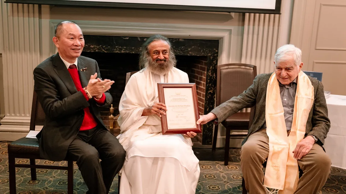 भारत के लिए गर्व की बात: आध्यात्मिक गुरु श्री श्री रविशंकर को ‘वर्ल्ड लीडर फॉर पीस एंड सिक्योरिटी अवार्ड-2025’ से किया गया सम्मानित sri sri ravishankar- India TV Hindi