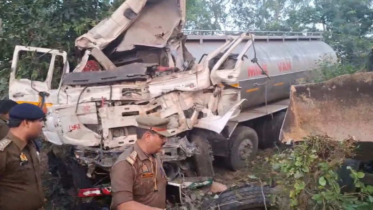 हाथरस में बस से जा टकराई मिल्क टैंकर, उड़े परखच्चे, तीन लोगों की दर्दनाक मौत और 17 घायल