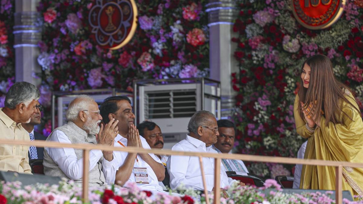 मंच पर थे PM मोदी, तभी गूंजी ऐश्वर्या राय की आवाज, जानिए ऐसा क्या कहा, बंध गया समा