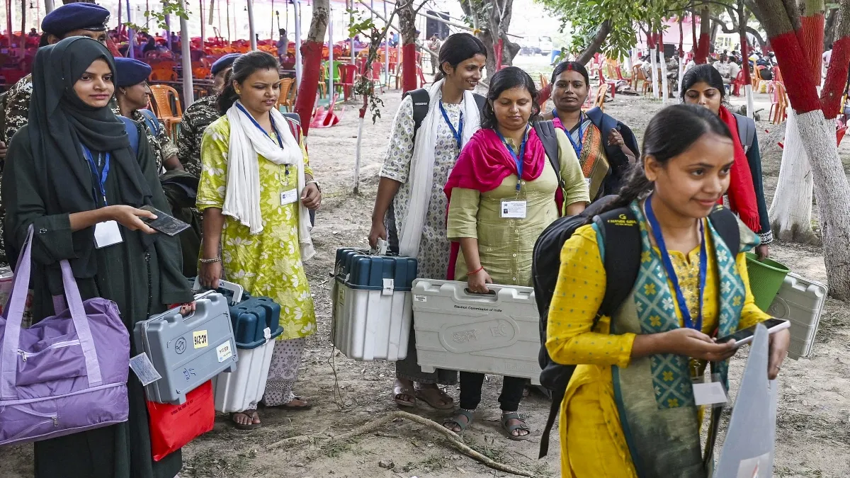बिहार चुनाव 2025: दूसरे चरण की वोटिंग आज, 122 सीटों पर है मुकाबला, 1302 उम्मीदवारों की किस्मत का होगा फैसला बिहार में दूसरे चरण की वोटिंग के लिए EVM ले जाते हुए बूथ कर्मचारी- India TV Hindi