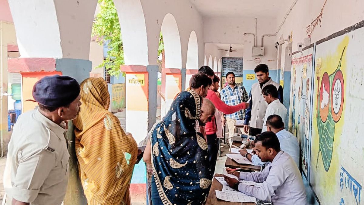 बिहार के इस इलाके में 20 साल बाद खुले पोलिंग बूथ, SP की हत्या के बाद सस्पेंड हो गई थी वोटिंग
