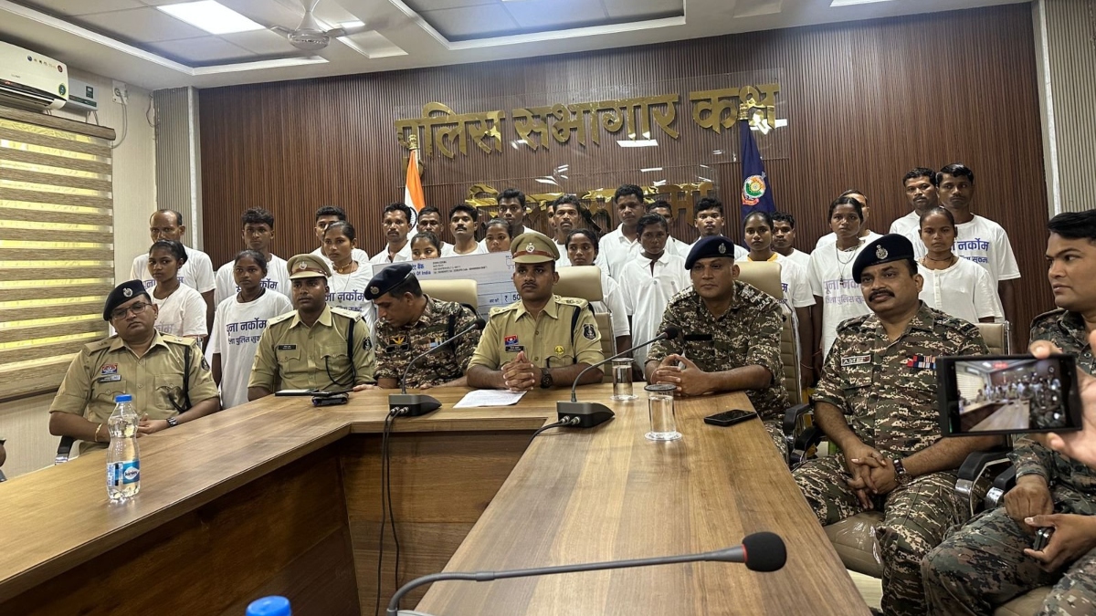 सुकमा में 15 नक्सलियों ने किया सरेंडर, 9 के सिर पर था 48 लाख रुपये का इनाम, 5 महिलाएं भी शामिल