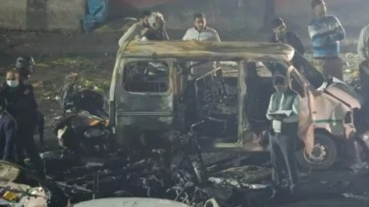 Delhi Blast Latest Update: दिल्ली विस्फोट की जांच दुबई तक जा पहुंची, पाकिस्तान से भी जुड़ा लिंक दिल्ली बम ब्लास्ट- India TV Hindi