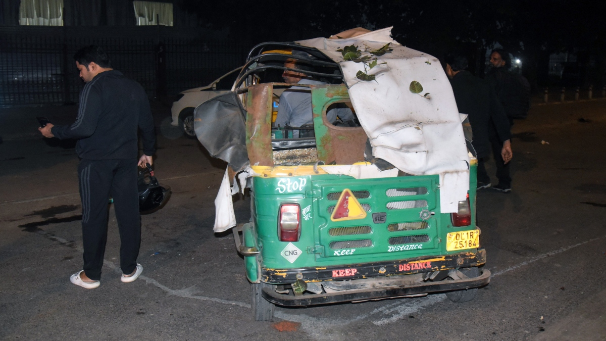 दिल्ली में जिस कार में हुआ धमाका, उसके ठीक पीछे था ये ऑटो, जानिए ड्राइवर ने क्या बताया?