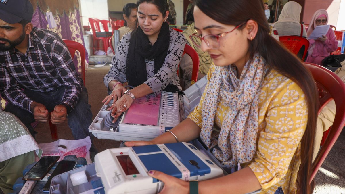 वोटिंग शुरू होने से पहले मतदान केंद्र पर कैसे चेक की जाती है EVM? पढ़ें मॉक पोलिंग की पूरी प्रक्रिया