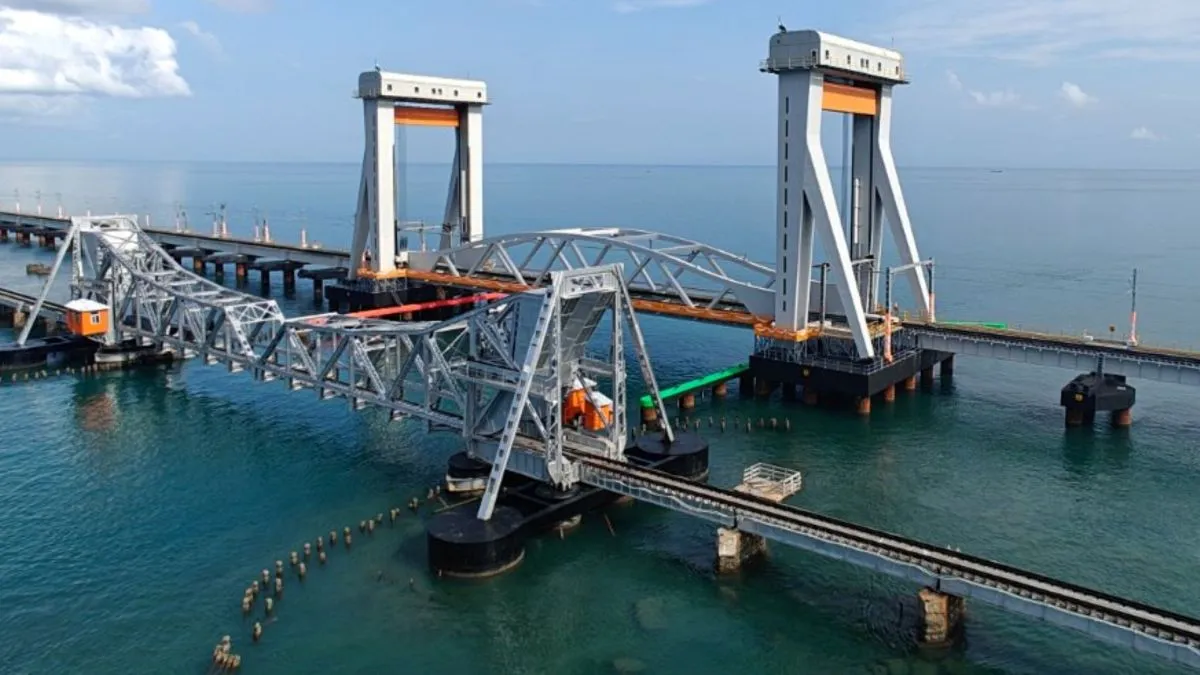 Railway News: हवा की तेज रफ्तार से पम्बन ब्रिज पर रेल यातायात प्रभावित, जारी हुई कैंसिल और रिशेड्यूल ट्रेनों की लिस्ट रामेश्वरम आइलैंड और मेनलैंड को जोड़ने वाला रेलवे का 2.2 किलोमीटर लंबा पम्बन ब्रिज।- India TV Hindi