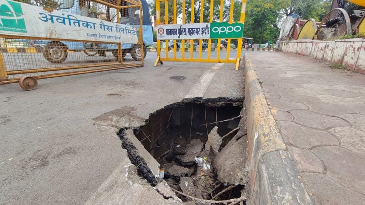 इंदौर में शास्त्री ब्रिज का हिस्सा धंसा, नगर निगम ने चूहों को ठहराया जिम्मेदार