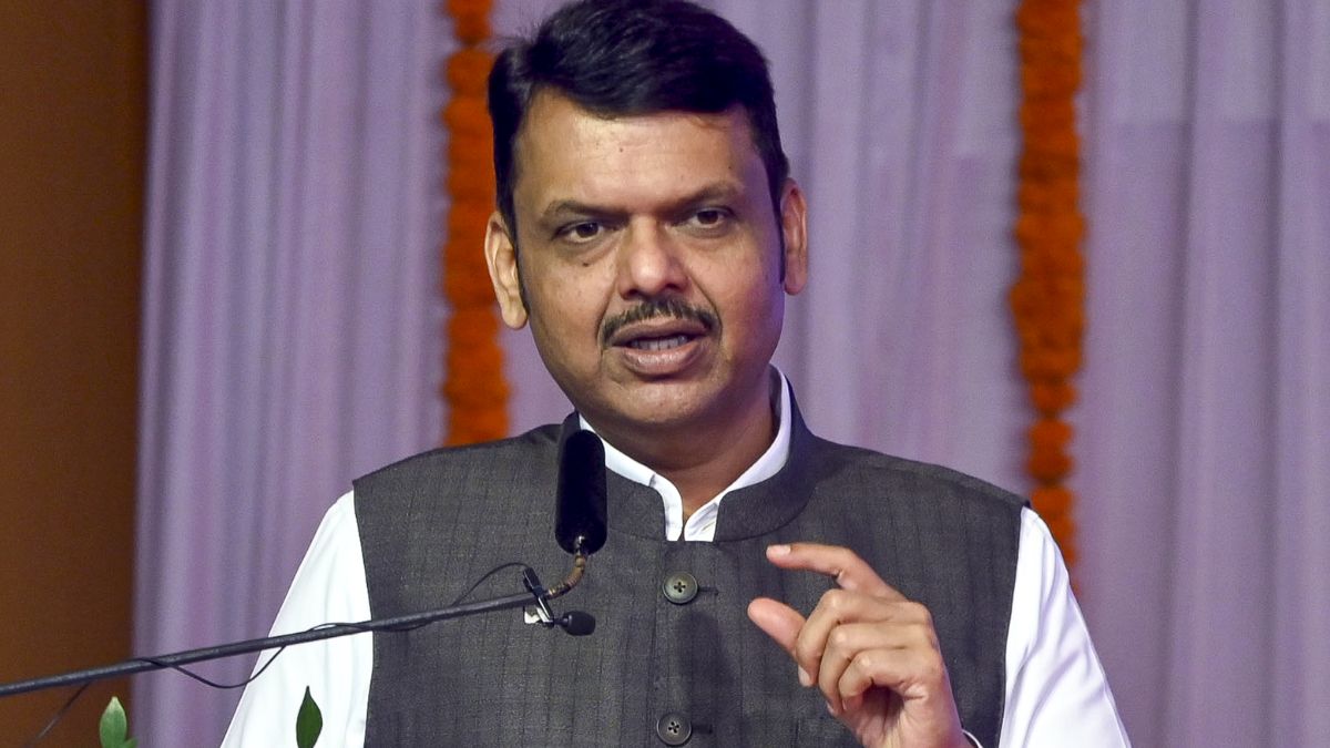 महाराष्ट्र: सांसद-विधायक आएं तो खड़े होना जरूरी, ये नियम नहीं माना तो सरकारी कर्मचारियों पर होगा एक्शन