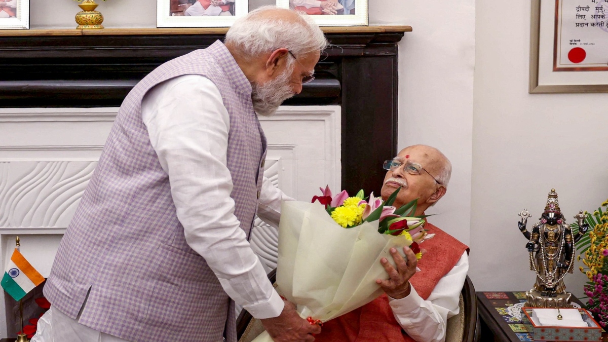 98 साल के हुए लालकृष्ण आडवाणी, पीएम मोदी ने घर जाकर दी बधाई, जानिए बधाई संदेश पर क्या कहा?
