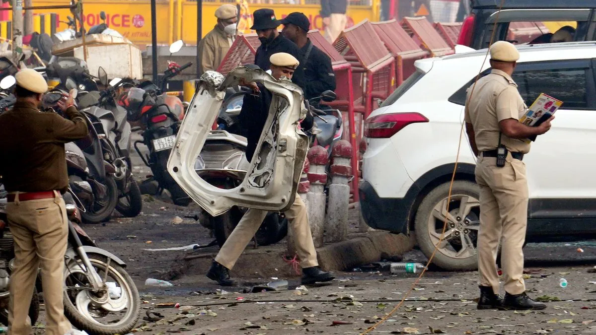 Delhi Blast Latest Updates: दिल्ली में लाल किले के पास ब्लास्ट के बाद कड़ी की गई सुरक्षा, आज शाम PM आवास पर बड़ी बैठक Delhi Dhamaka, delhi blast today, red fort blast, delhi blast news- India TV Hindi