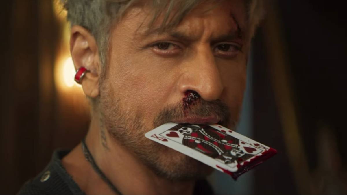 King Title Reveal: कान में बाली, नाक से बहता खून और होठ में दबा ‘किंग’, सफेद बालों में भी छा गए शाहरुख खान, सामने आई पहली झलक