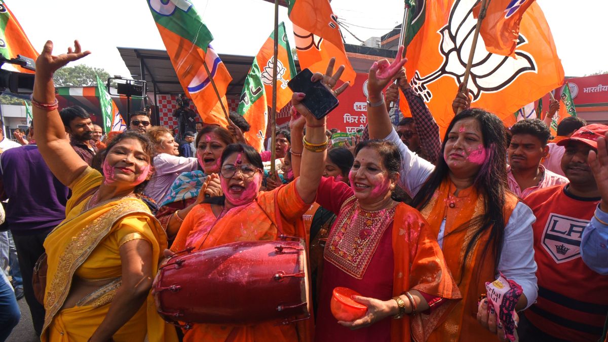 पिछले कई चुनावों में लोकतंत्र की मजबूत नींव बनकर उभरीं महिलाएं, जिधर किया वोट…उनकी बनी सरकार