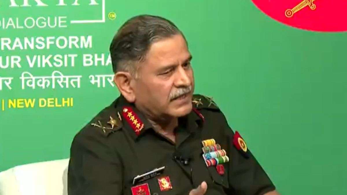 सेना प्रमुख जनरल उपेंद्र द्विवेदी का बड़ा बयान, कहा- “हमारे लिए आतंकवादी और आतंकवाद के आका एक बराबर हैं” सेना प्रमुख जनरल उपेंद्र द्विवेदी का बड़ा बयान, कहा- “हमारे लिए आतंकवादी और आतंकवाद के आका एक बराबर हैं”