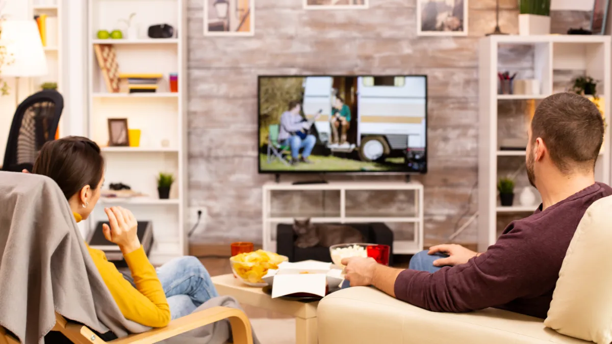 Jio Hotstar पर नई वेब सीरीज देखने के लिए इन डेटा प्लान के साथ मुफ्त में उठाएं मजा Family Watching TV- India TV Hindi