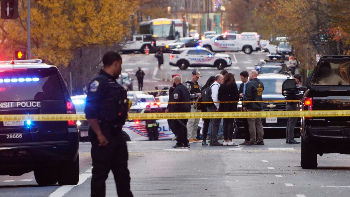 अमेरिका में व्हाइट हाउस के पास फायरिंग, 2 नेशनल गॉर्ड समेत कई घायल - India TV Hindi