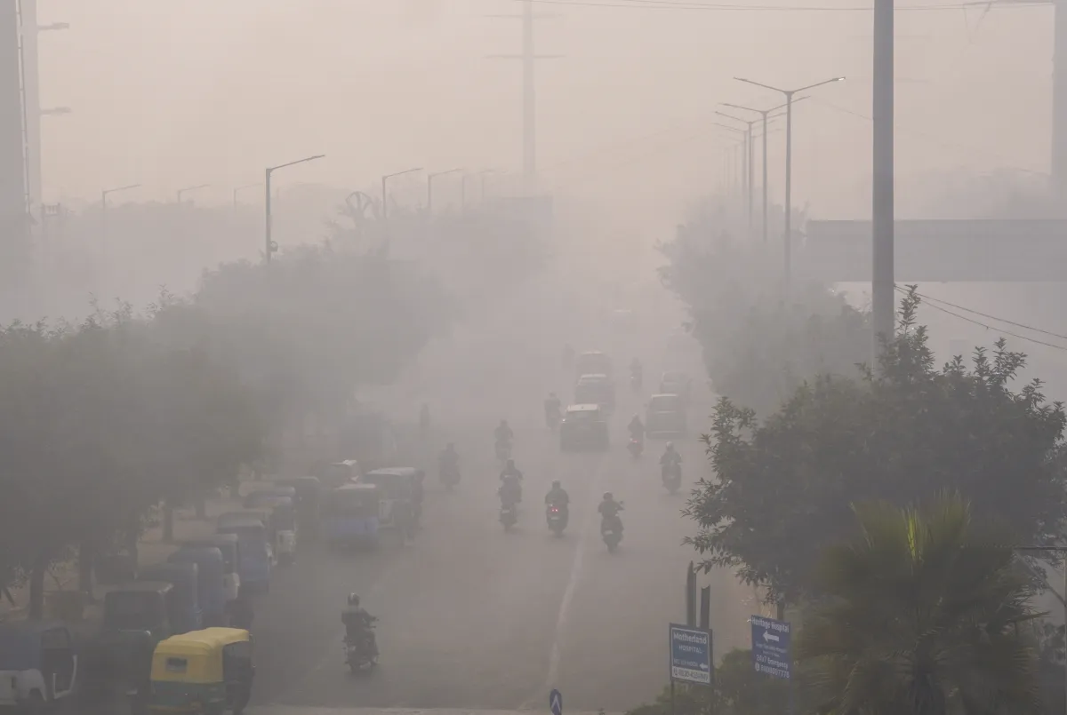 दिल्ली में दफ्तरों को वर्क फ्रॉम होम का आदेश, स्कूलों में हाइब्रिड तौर पर चलेंगी कक्षाएं दिल्ली में लगातार बढ़ रहा प्रदूषण।- India TV Hindi