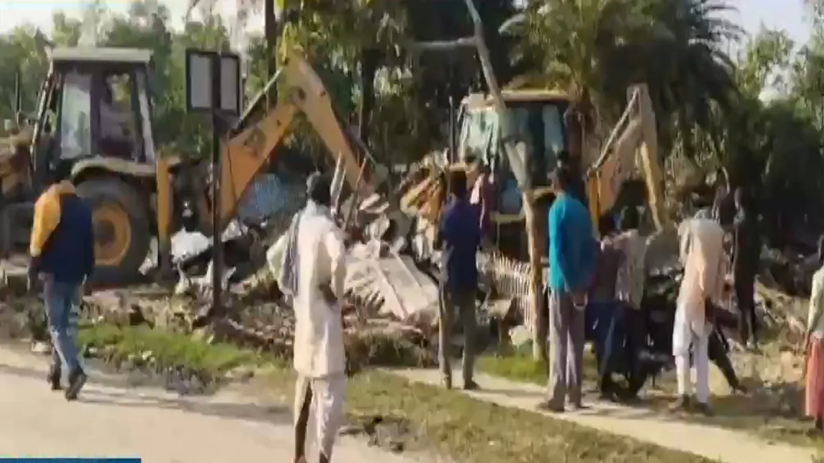 पटना में आज भी बुलडोजर एक्शन, बेली रोड पर अतिक्रमण के खिलाफ बड़ा अभियान Bulldozer- India TV Hindi