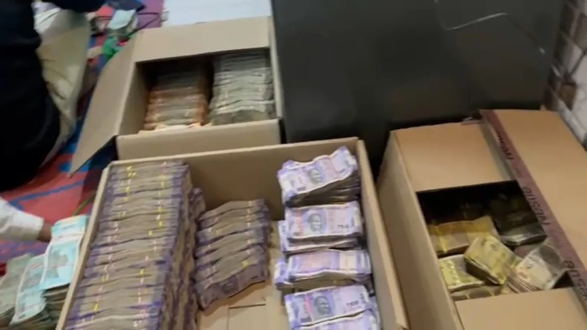 VIDEO: मुर्शिदाबाद में बाबरी मस्जिद के लिए मिला दो करोड़ से ज्यादा कैश, दो  दिनों में ही लगा रुपयों का अंबार - India TV Hindi