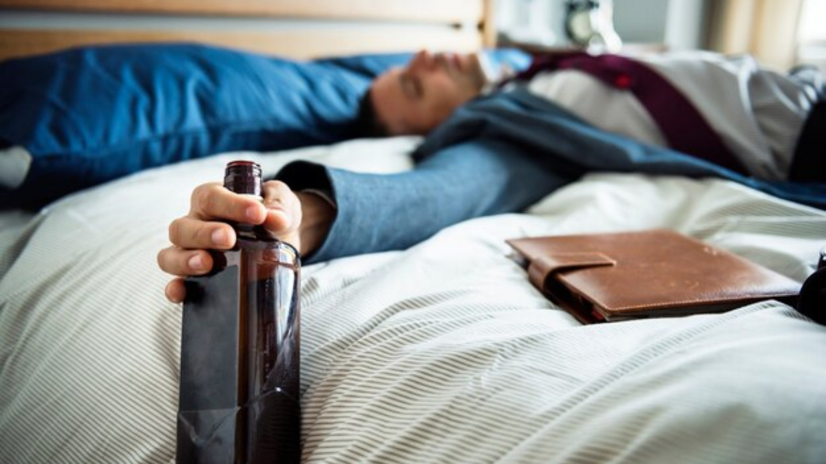 शराब पीकर सो जाना सेहत के लिए कितना डेंजरस, डॉक्टर से जानिए लोगों को क्या है भ्रम?