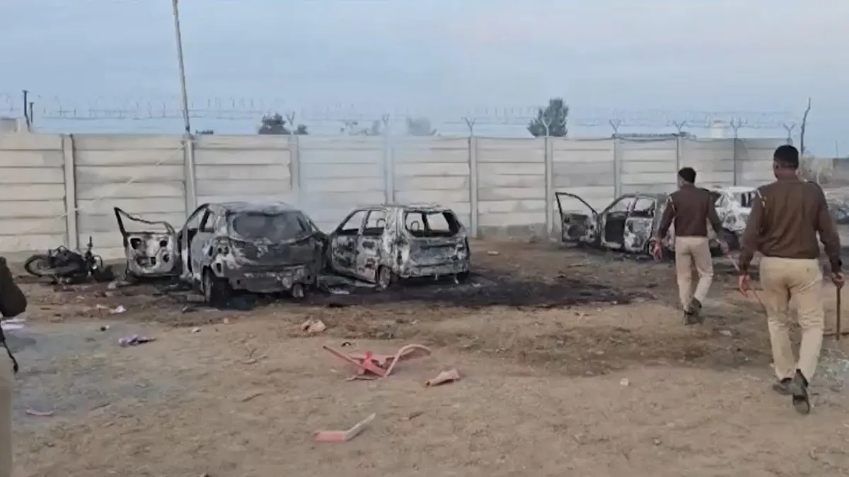 राजस्थान के हनुमानगढ़ में क्यों हुआ बवाल? लोगों ने 16 वाहन फूंके, लाठीचार्ज में MLA सहित कई घायल हनुमानगढ़ में किसानों...- India TV Hindi