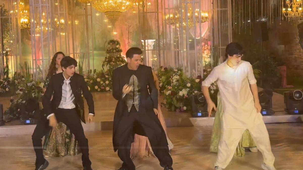 भाई की शादी में ऋतिक रोशन ने जमाई महफिल, बेटों संग किया जमकर डांस