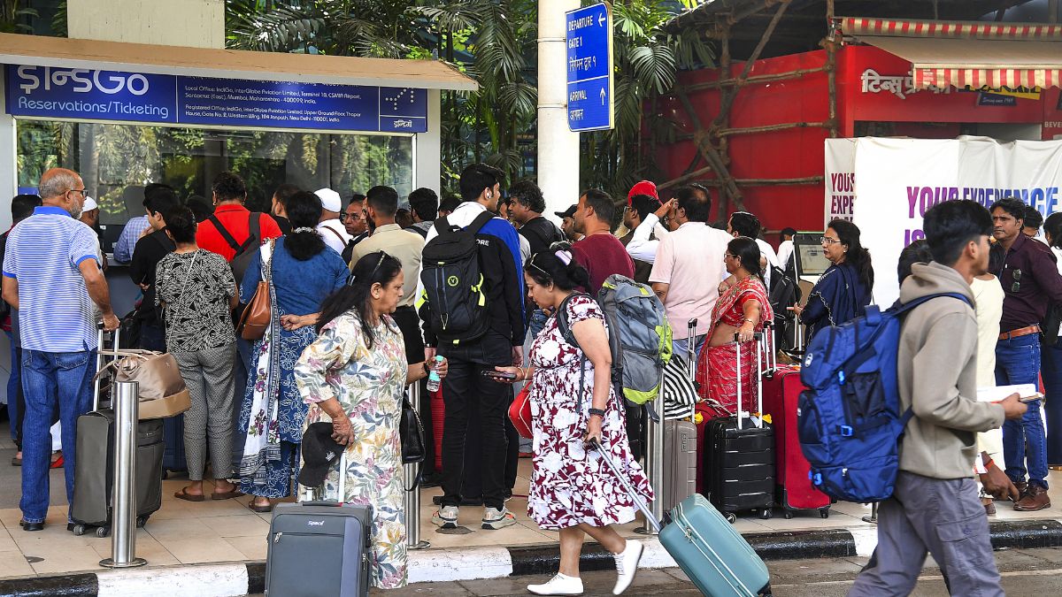 IndiGo की सैकड़ों उड़ानें रोज हो रही कैंसिल, फिर भी टिकट धड़ाधड़ कैसे बेच रही है कंपनी? सच जानकर दंग रह जाएंगे आप!