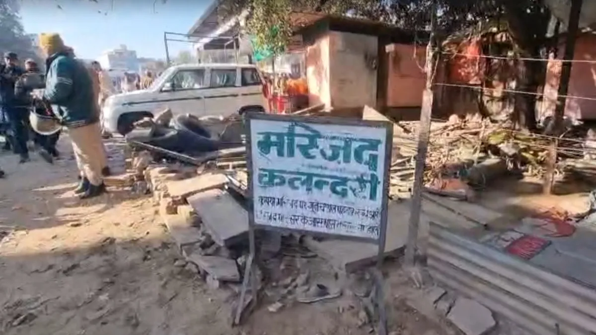 जयपुर: मस्जिद के बाहर से पत्थर हटाने को लेकर बवाल, मुस्लिमों ने किया पथराव,  पुलिस ने दागे आंसू गैस के गोले-VIDEO - India TV Hindi