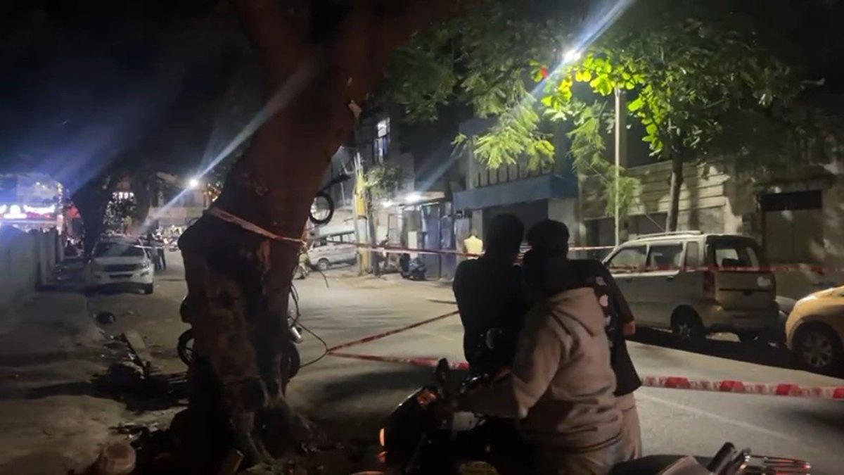 पत्नी ने भेजा तलाक का नोटिस तो बौखलाया पति, रास्ते में रोककर मार दी गोली, पढ़ें ये खौफनाक मामला पत्नी ने भेजा तलाक का नोटिस तो बौखलाया पति, रास्ते में रोककर मार दी गोली, पढ़ें ये खौफनाक मामला