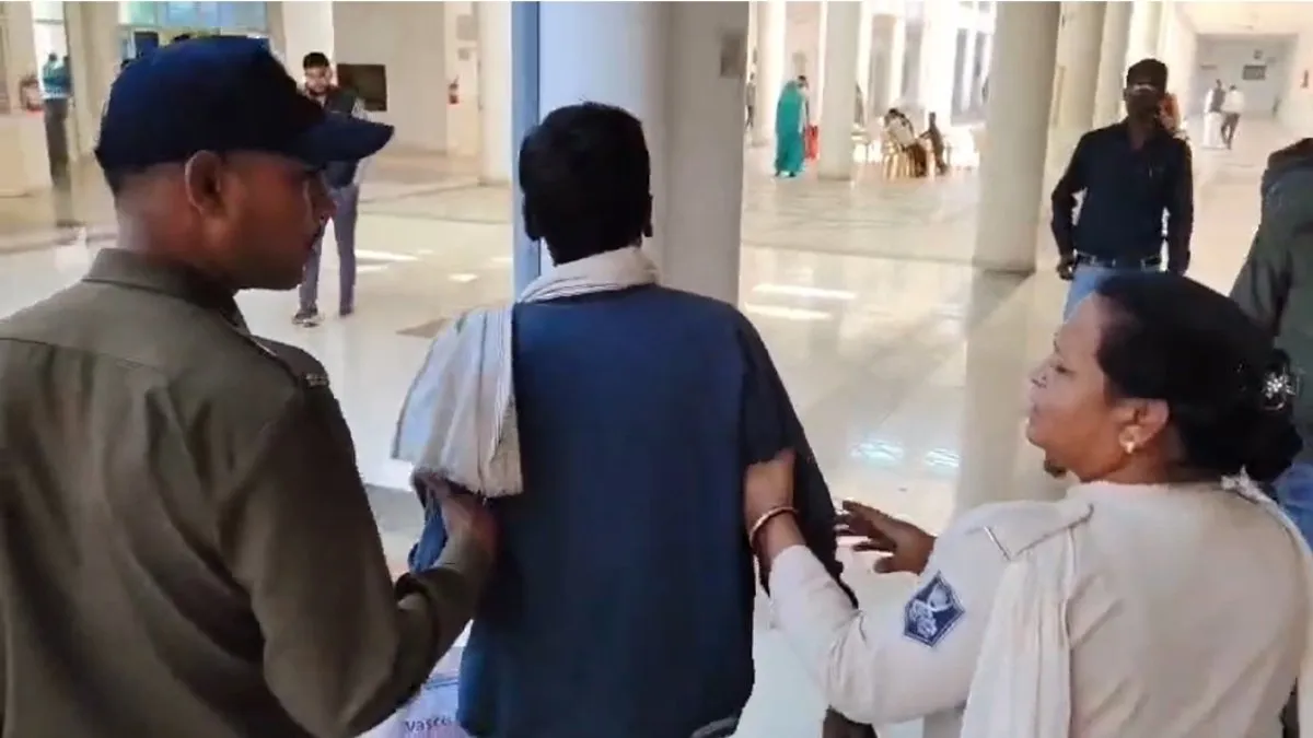 'न्याय नहीं मिला...', कहकर किसान ने जनसुनवाई में खाया जहर, मच गया हड़कंप, जानें पूरा मामला mp guna farmer poison- India TV Hindi