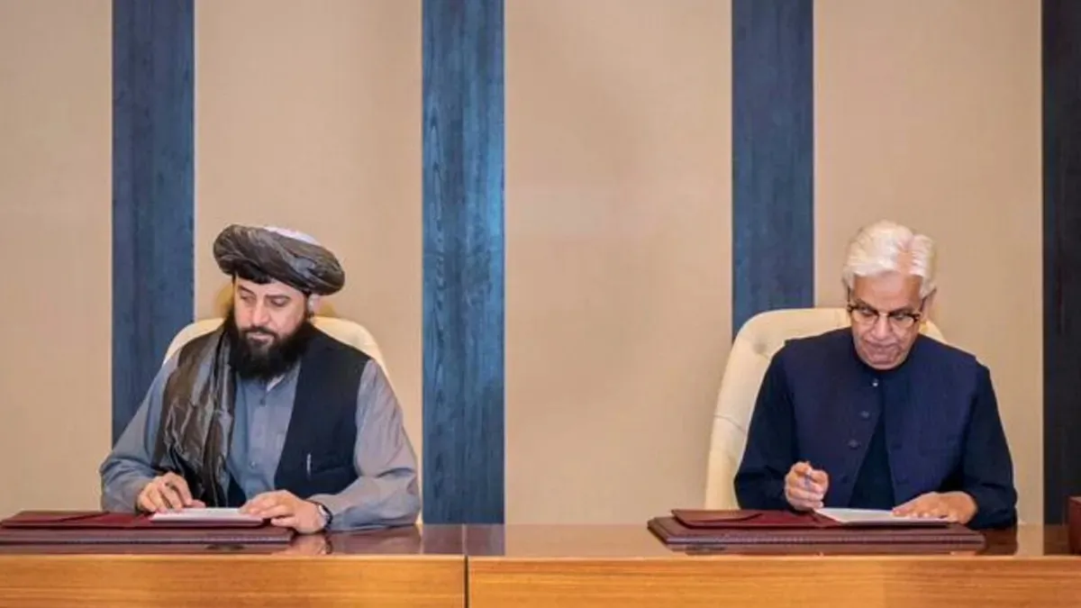 पाकिस्तान और अफगानिस्तान के बीच नए दौर की वार्ता भी रही बेनतीजा, अब क्या होगा? Pakistan Defence Minister Khawaja Asif (R) Afghanistan Defence Minister Mullah Mohammad Yaqoob (L)- India TV Hindi