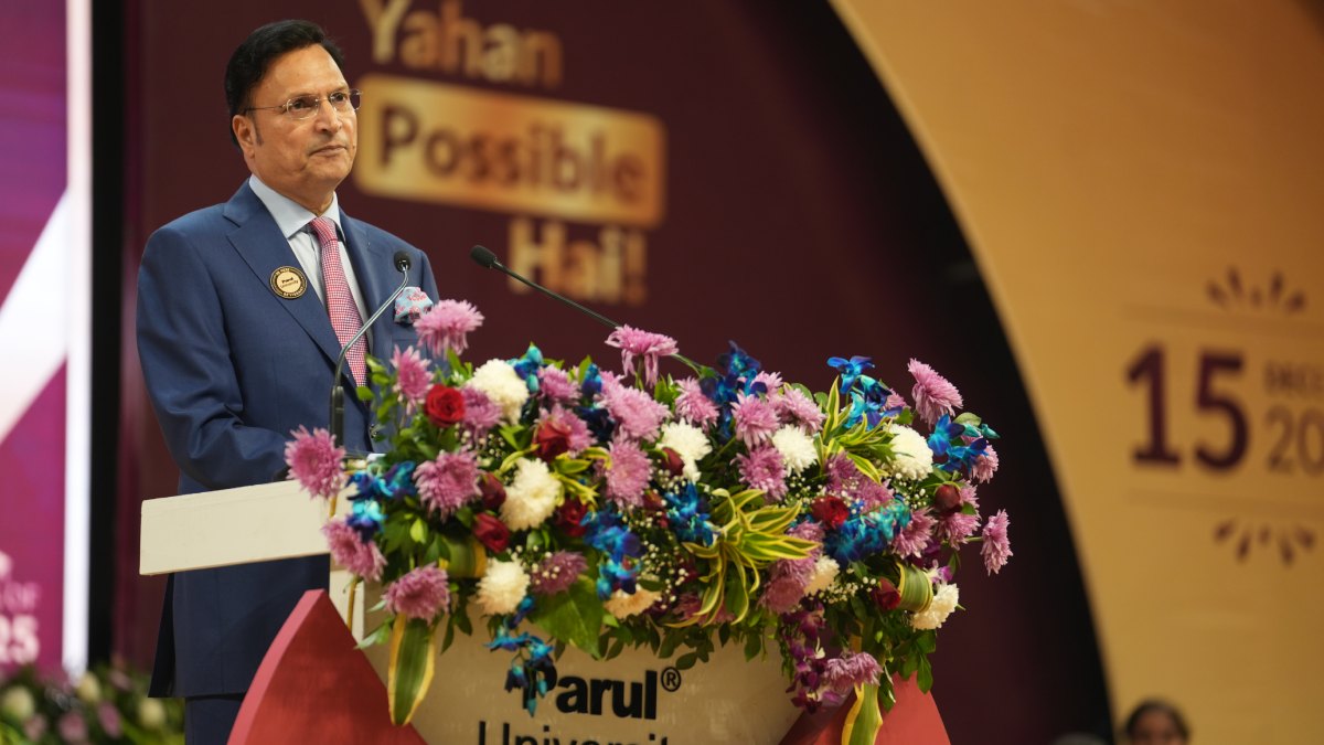 पारुल यूनिवर्सिटी की 9वीं कन्वोकेशन सेरेमनी में पहुंचे रजत शर्मा, छात्रों से बोले- ‘सफलता पाने का कोई शॉर्टकट नहीं’