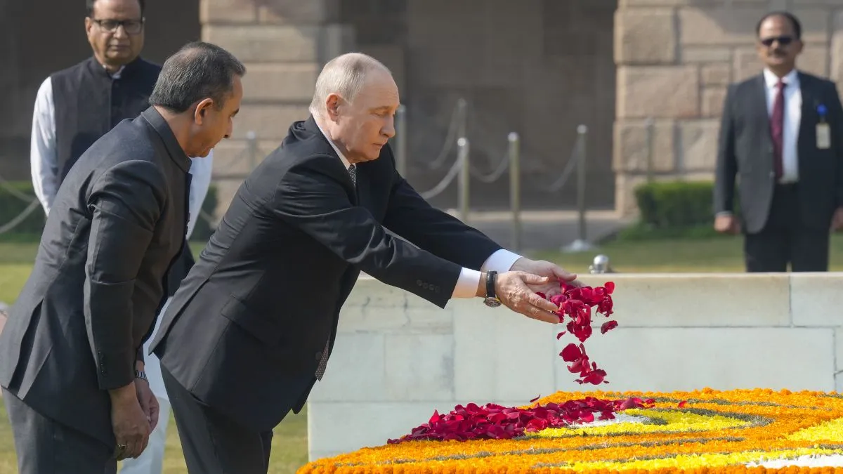 पुतिन ने राजघाट जाकर महात्मा गांधी को पुष्पांजलि अर्पित की - India TV Hindi