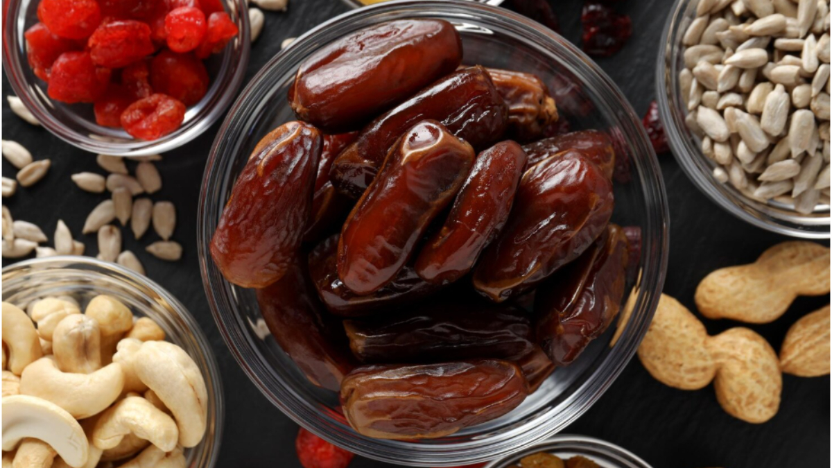 सर्दियों में रात में सोने से पहले क्यों खाएं 2 भुने हुए खजूर, आयुर्वेदिक एक्सपर्ट ने बताए इसके फायदे सर्दियों में रात में सोने से पहले क्यों खाएं 2 भुने हुए खजूर, आयुर्वेदिक एक्सपर्ट ने बताए इसके फायदे