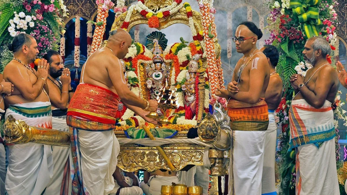 VIDEO: प्रसिद्ध तिरुपति मंदिर में 54 करोड़ के घोटाले से मचा हड़कंप, सिल्क बताकर भक्तों को बेचे गए पॉलिएस्टर शॉल तिरुमाला मंदिर- India TV Hindi