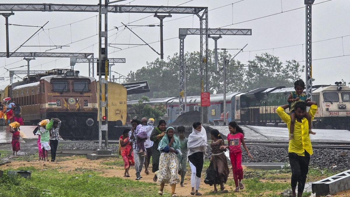 इंडिगो फ्लाइट कैंसिल होने से बवाल, रेलवे ने संभाला मोर्चा, 37 ट्रेनों में 116 नए कोच जोड़े