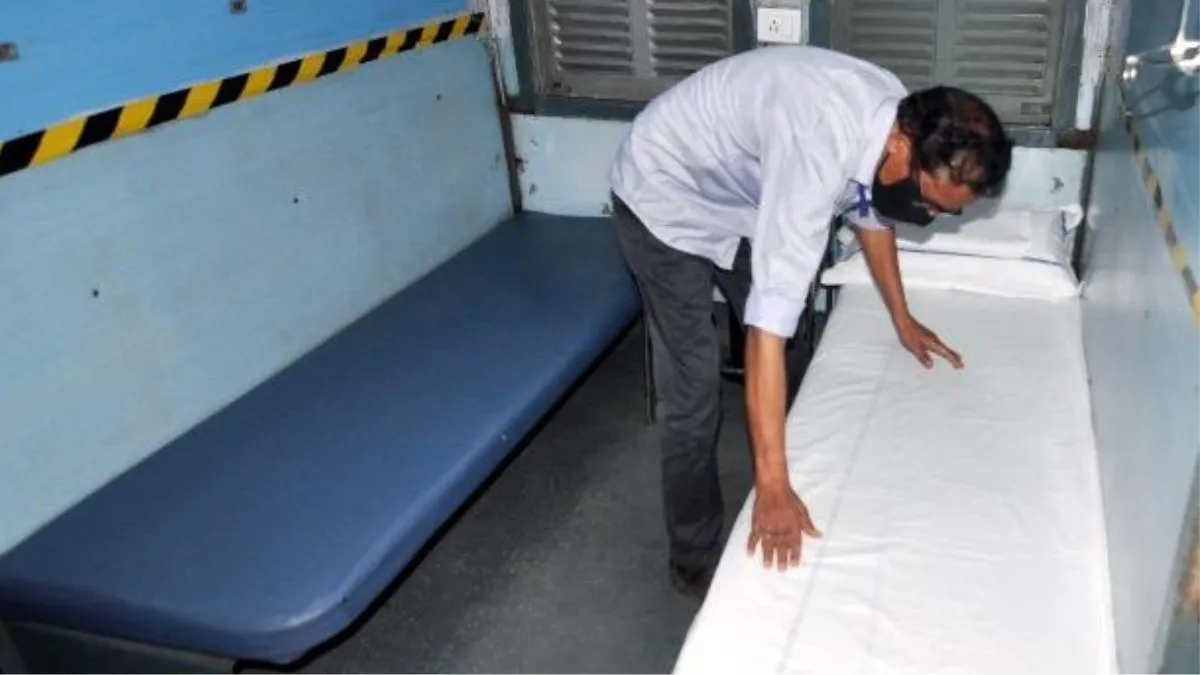 ट्रेन में मिलने वाली चादर हमेशा सफेद ही क्यों होती है, लाल-पीली या नीली क्यों नहीं; वजह चौंका देगी why train bedsheet is white, train white bedsheet reason, train bedhseet cost, railway bedroll servi- India TV Hindi