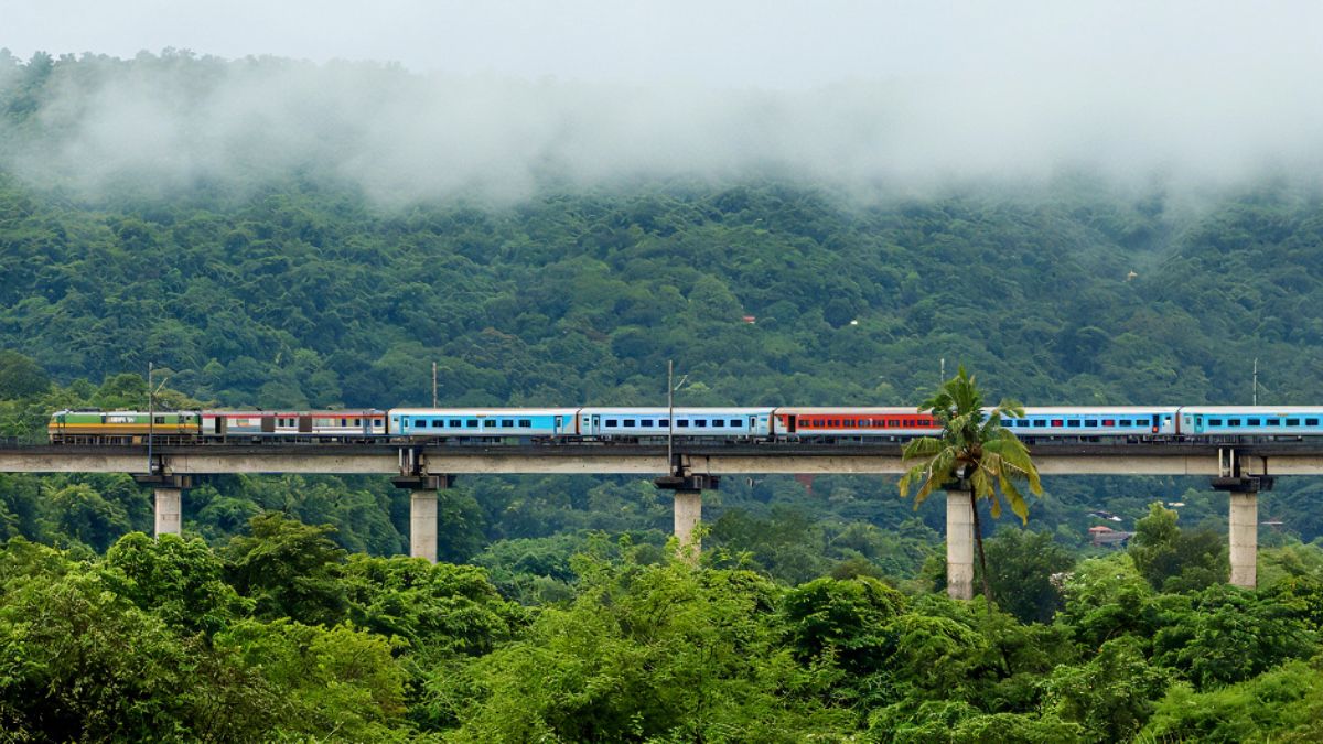 Indigo Crisis: सोमवार को इन रूट पर चलेंगी स्पेशल ट्रेन, 18 ट्रेनों में बढ़ाए जाएंगे डिब्बे- चेक करें डिटेल्स