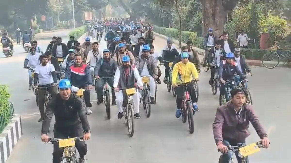 वाराणसी: कॉमनवेल्थ गेम्स की मेजबानी के उत्सव में साइकिल मैराथन, मंत्री दयाशंकर मिश्रा समेत कई दिग्गज हुए शामिल cycle marthon- India TV Hindi