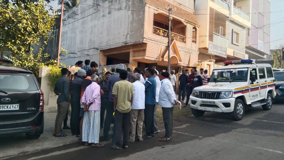 माता-पिता को तड़पाकर मारा, हाथ की नस काटी, सिर पर लाठी से कई वार किया, चेहरे पर कांच का टुकड़ा घोंपा माता-पिता को तड़पाकर मारा, हाथ की नस काटी, सिर पर लाठी से कई वार किया, चेहरे पर कांच का टुकड़ा घोंपा