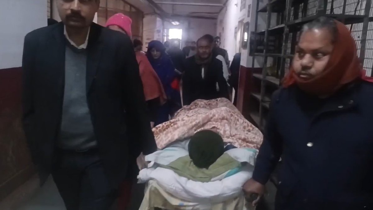 गुजारा भत्ता देना ही होगा..., लकवाग्रस्त पति को स्ट्रेचर पर कोर्ट लाया गया,  पत्नी बोली- 'वह पूरी तरह स्वस्थ', Video - India TV Hindi