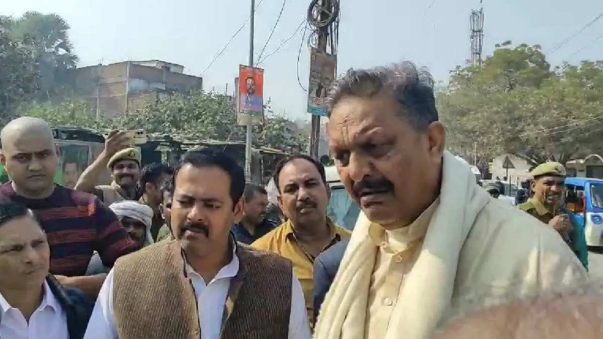 यूपीः पुलिस से भिड़े सपा सांसद अफजाल अंसारी, हाइवे पर गाड़ी रोकी तो बोले- 'तमाशा नहीं चलेगा', देखें वीडियो सपा सांसद अफजाल अंसारी की पुलिस तीखी नोकझोंक- India TV Hindi