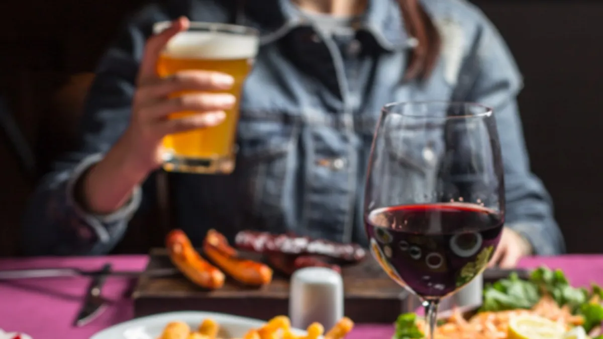 भारत में लोग अक्सर खाने से पहले पर विदेश में खाने के बाद क्यों पीते हैं शराब, जानें कारण खाने से पहले या बाद, कब शराब कम नुकसान करती है- India TV Hindi