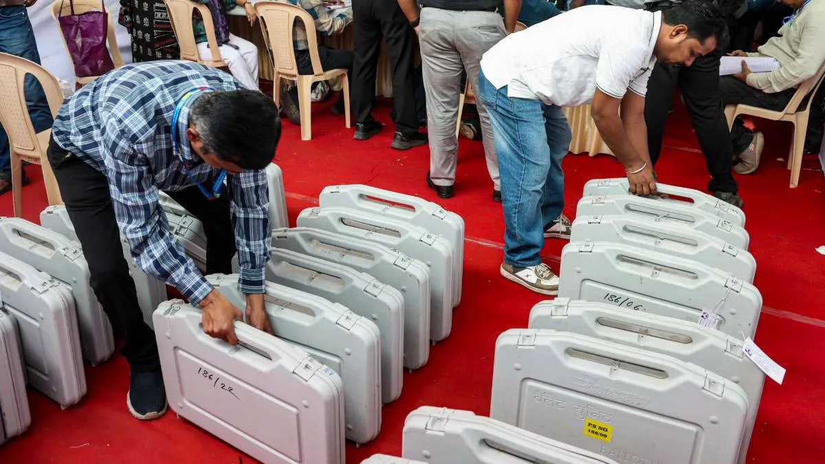 निकाय चुनावः वोटिंग से पहले मचा सियासी घमासान, पैसे, वाशिंग मशीन बांटने की कोशिश, वोटों की गिनती में यूज होगा PADU मशीन वोटों की गिनती की तैयारी पूरी- India TV Hindi