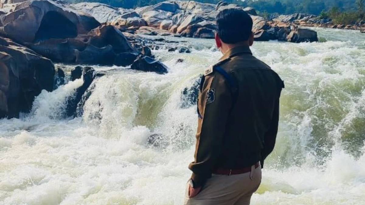 खाकी वर्दी वाला IPS अधिकारी, फिल्मों में दिखा चुका है रौब