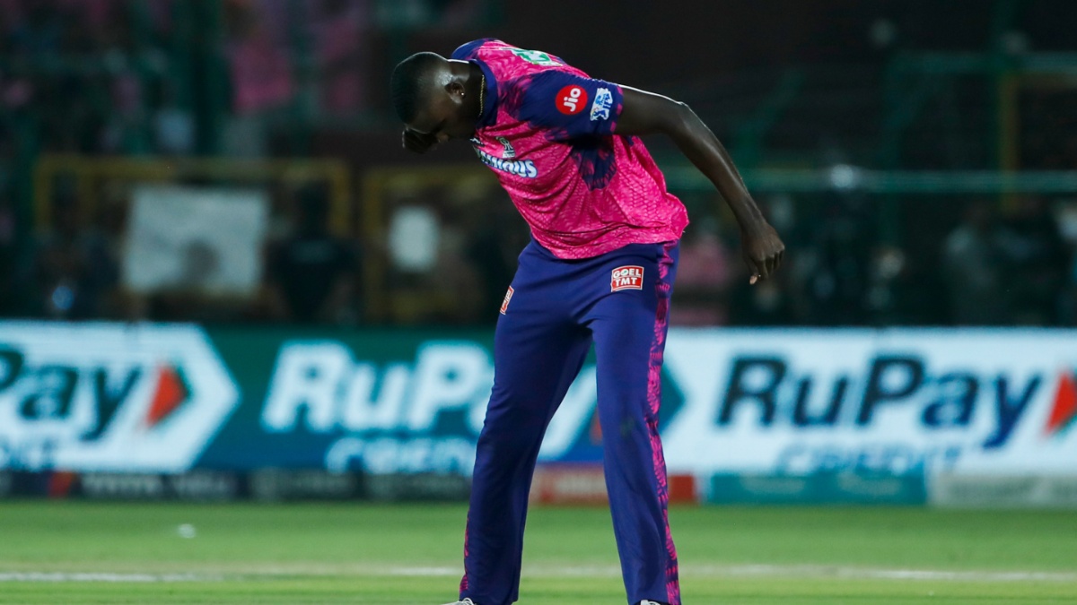 गेंदबाज ने फेंक दी अनोखी बॉल, वायरल हुआ वीडियो