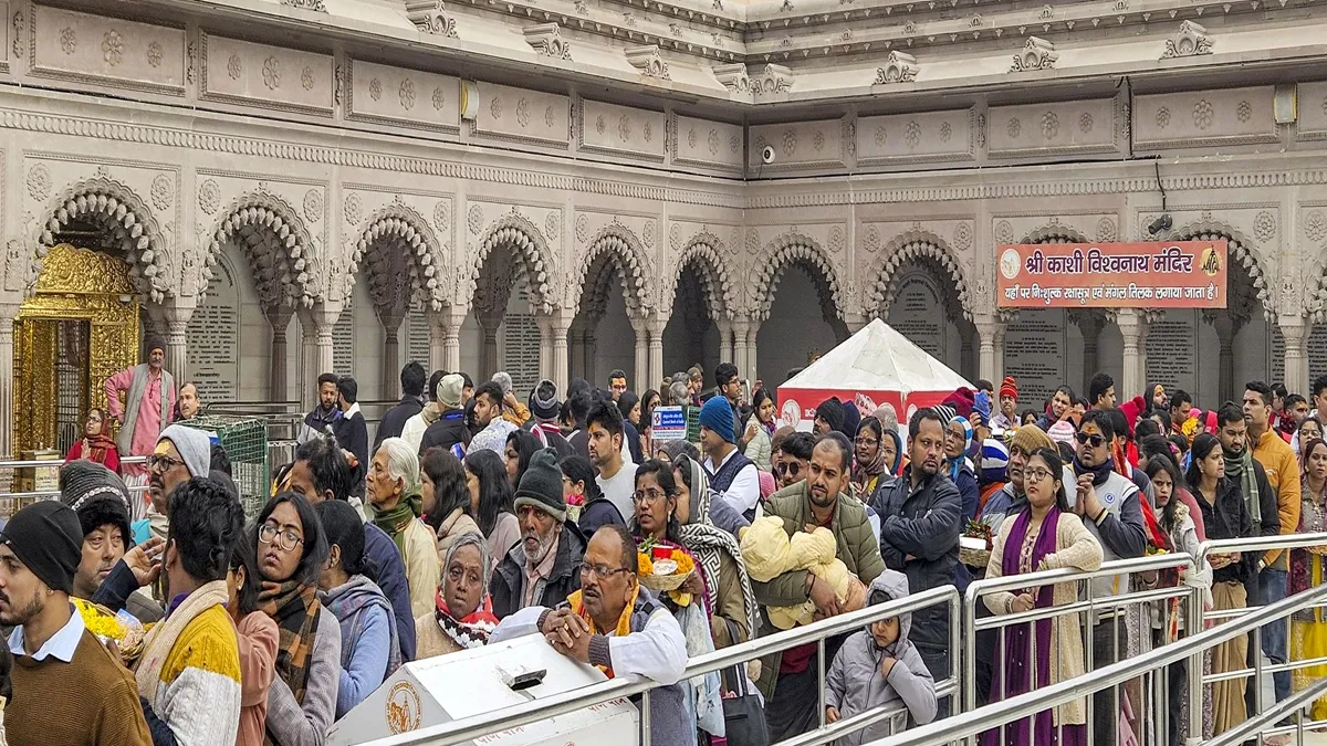 काशी-अयोध्या में 3 KM लंबी लाइनें, खाटूश्यामजी में घंटों इंतजार के बाद दर्शन; नए साल पर देशभर के मंदिरों में लगा भक्तों तांता काशी विश्वनाथ मंदिर...- India TV Hindi