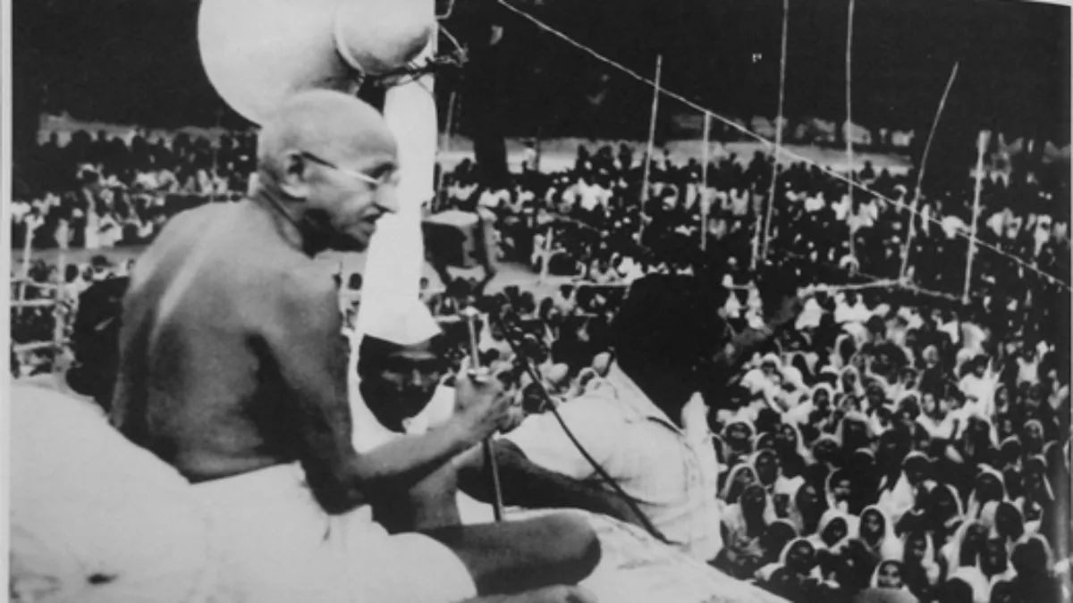 हत्या से 10 दिन पहले ग्रेनेड अटैक, क्या पुलिस की लापरवाही ने ली थी महात्मा गांधी की जान? कोर्ट पहुंचा था मामला प्रार्थना सभा में बैठे महात्मा गांधी- India TV Hindi