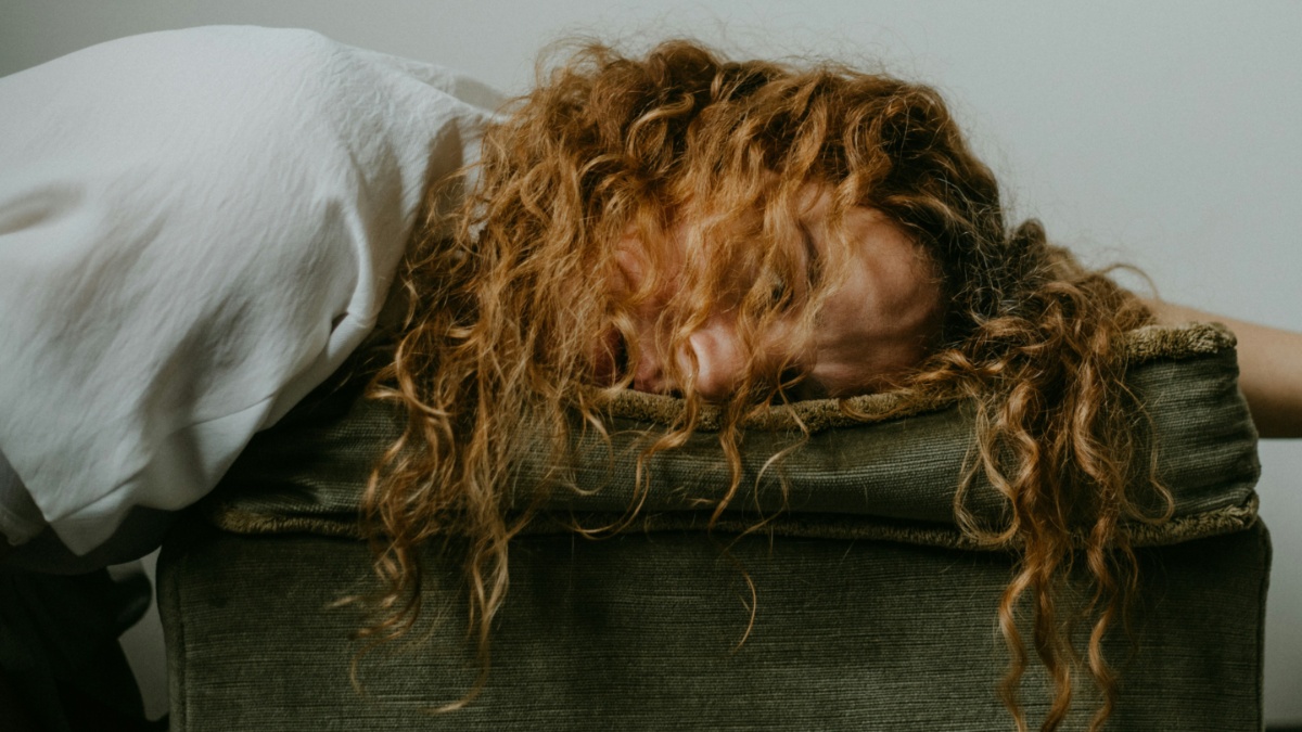 रात के समय आप भी बिस्तर पर घंटों बदलते रहते हैं करवटें? ये 5 आदतें अपनाते ही आएगी गहरी नींद